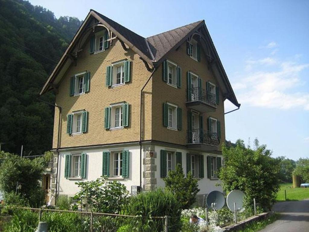 沃尔芬希森Apartment Villa Alpenblick Wolfenschiessen by Interhome的一个大房子,有 ⁇ 帽屋顶