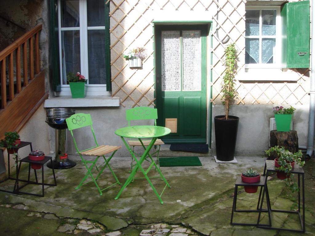 图尔吉特乐尔米塔格酒店的房屋前的绿色桌椅
