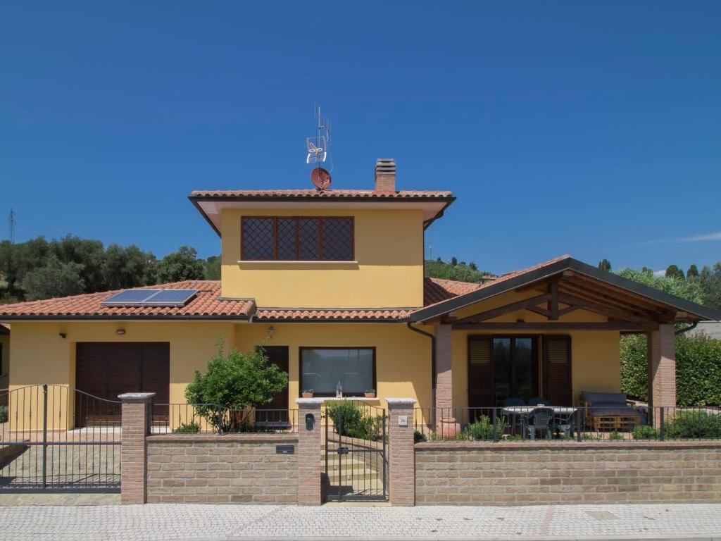 苏韦雷托Villa Serra by Interhome的黄色的房屋,有红色的屋顶