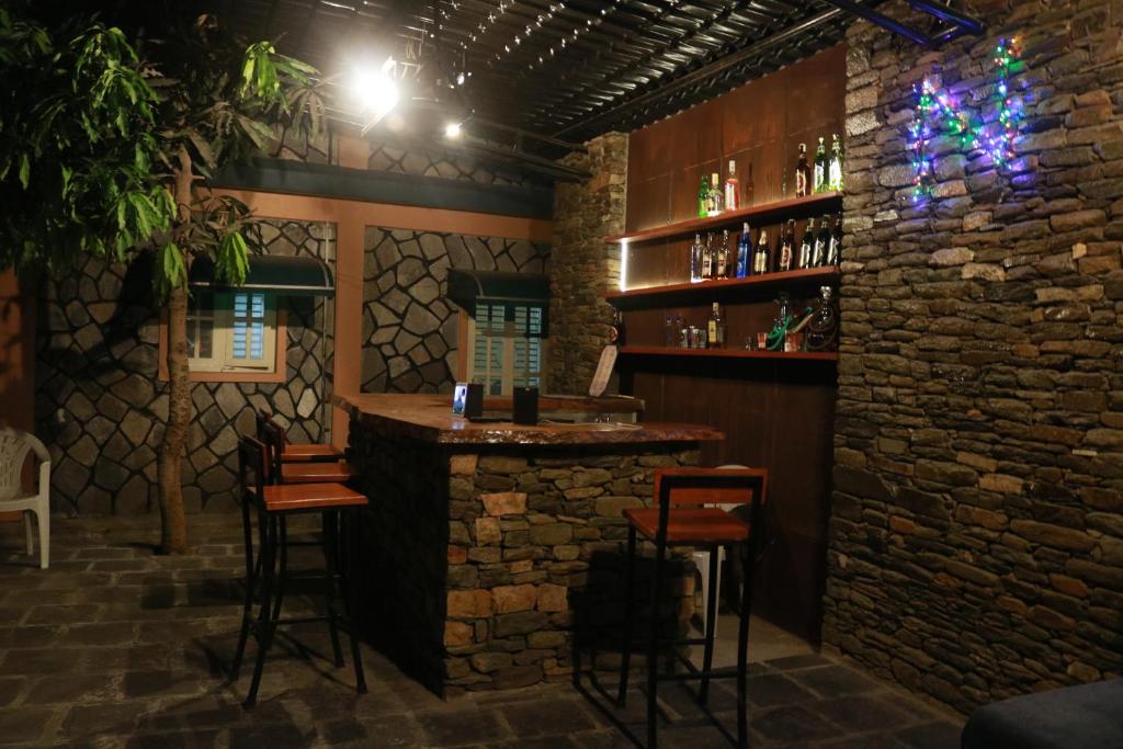 博卡拉那拿博卡拉酒店的一间石墙房间内的酒吧