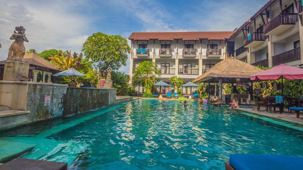 勒吉安The Lokha Legian Resort & Spa的酒店前的游泳池