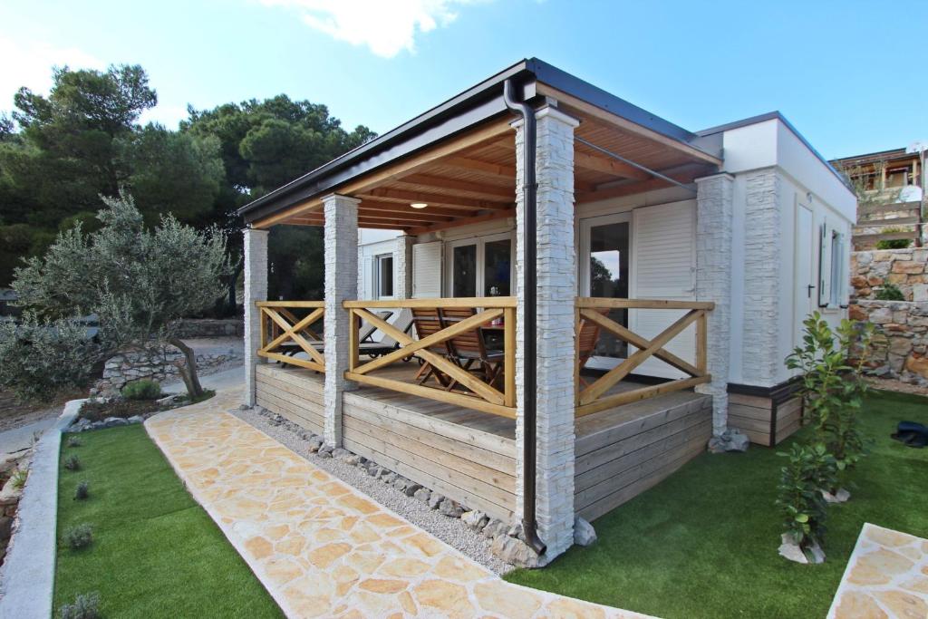 穆泰尔岛Vegros Mobile Homes Slanica的庭院中带木甲板的房子