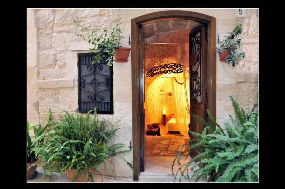 焦维纳佐Corte Sagarriga Visconti的房屋的敞门,有房间