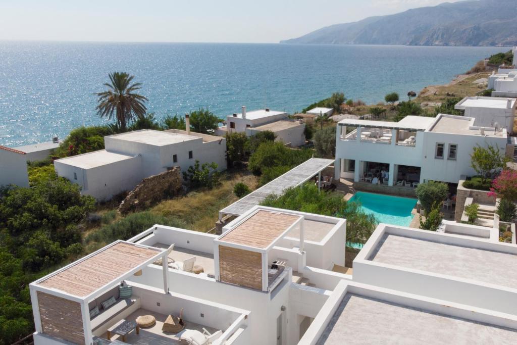 斯基罗斯岛Skyros Ammos Hotel的房屋和海洋的空中景致