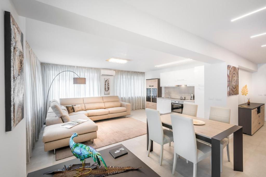 梅拉诺Fior Apartments Lofts的客厅配有沙发和桌子