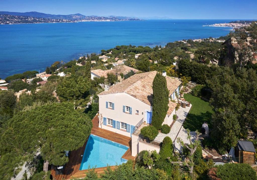 圣特罗佩Villa with Magic view of Bay of Saint Tropez的享有带游泳池的房屋的空中景致