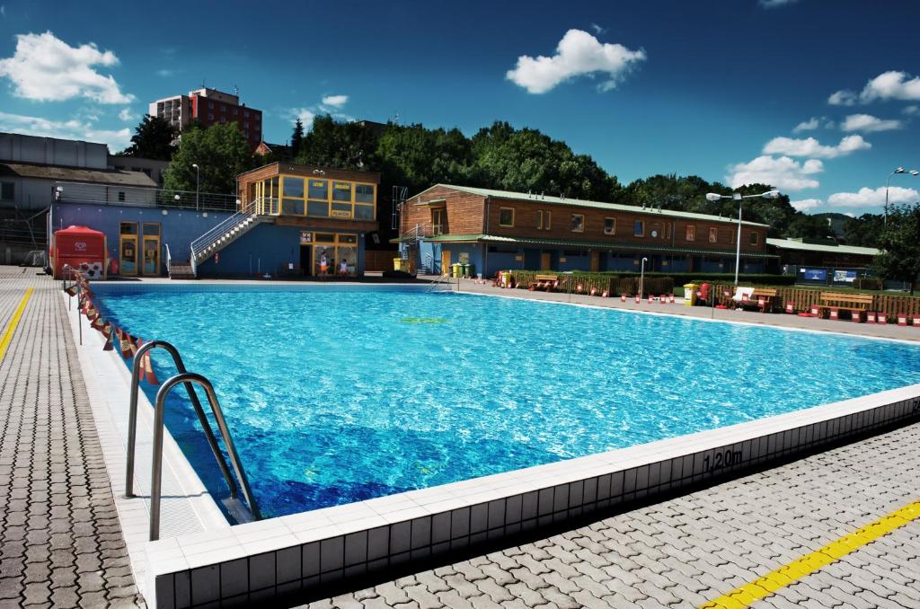 德辛Aqua Hotel的大楼内的一个蓝色海水大型游泳池