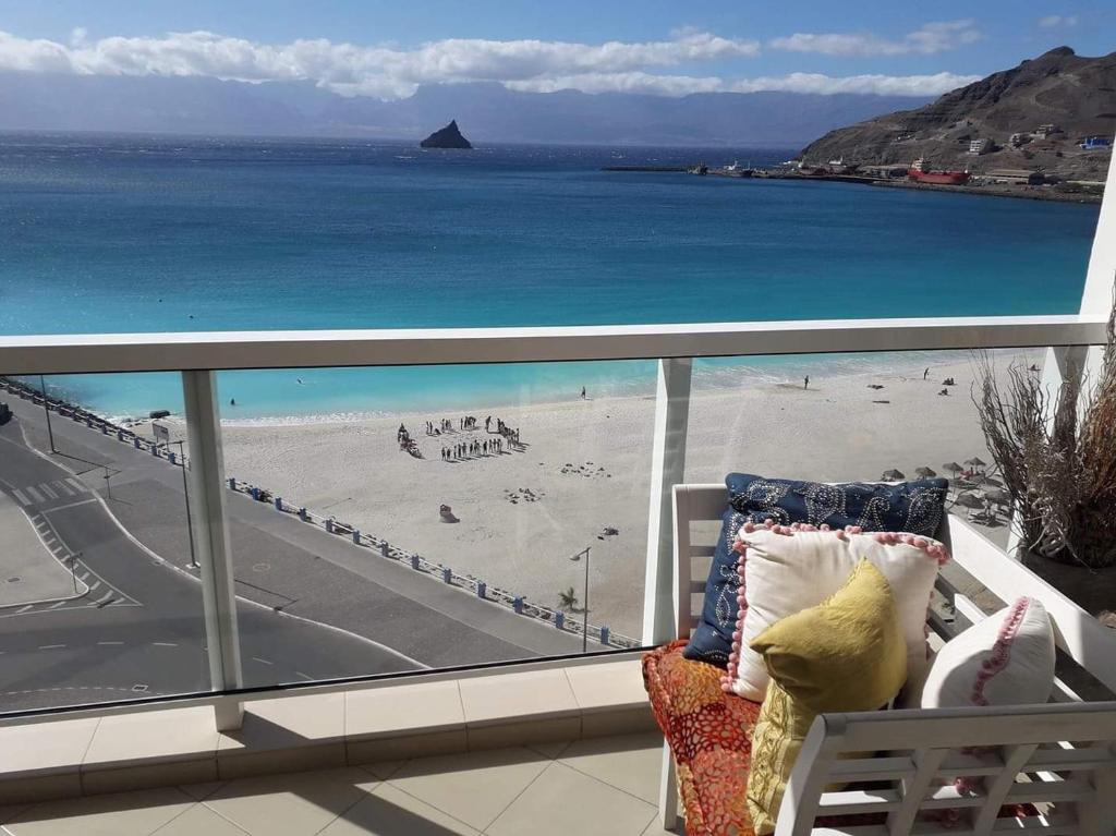 明德卢@乔其特住宿加早餐旅馆（仅限成人）的享有海滩和海洋景致的阳台