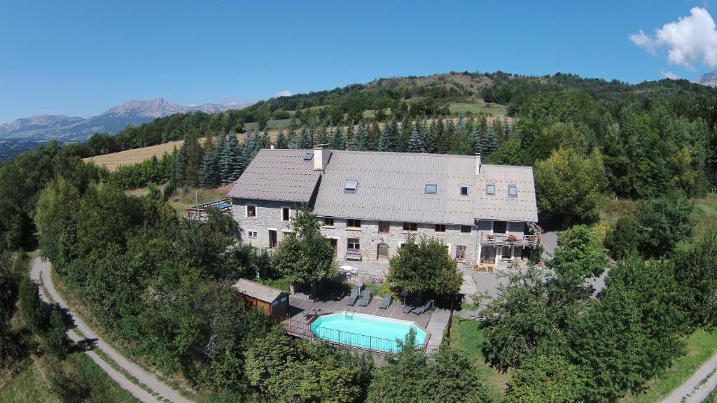 Chabottes格兰奇德埃克兰旅馆的享有带游泳池的大房子的空中景致