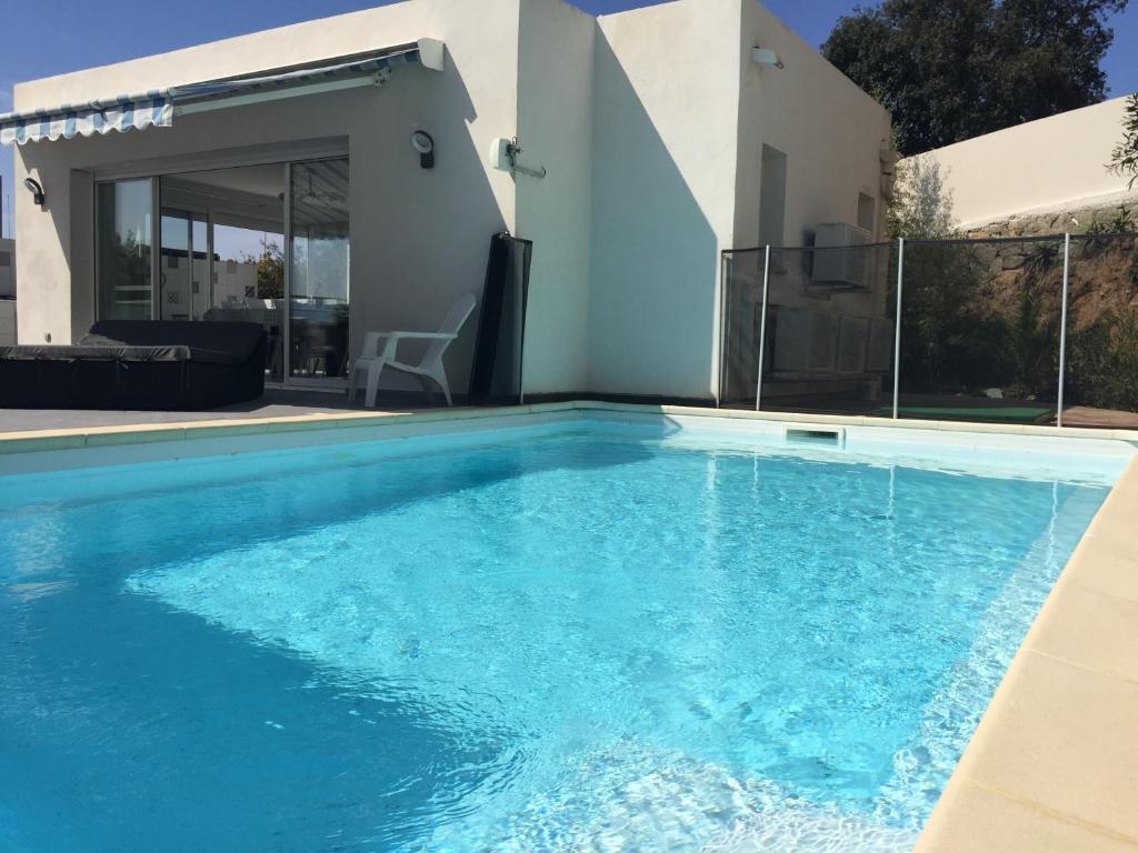 阿雅克修Villa cote plage的别墅后院的游泳池