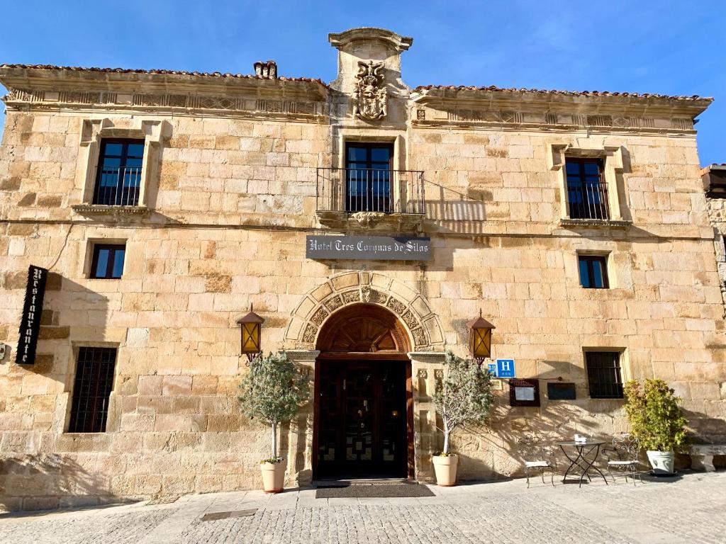 桑托多明戈德锡洛斯特雷斯考劳纳斯德斯络斯酒店的石头建筑,前面有一扇门