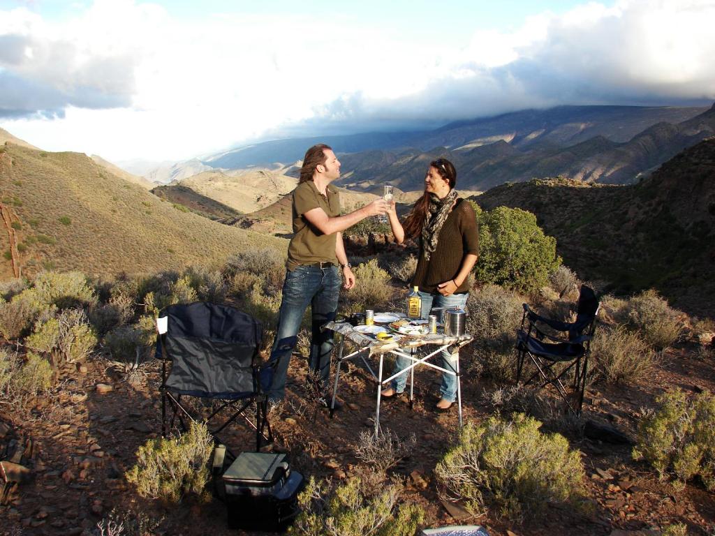 莱迪史密斯Bosch Luys Kloof Nature Reserve的两人站在山里的桌子上