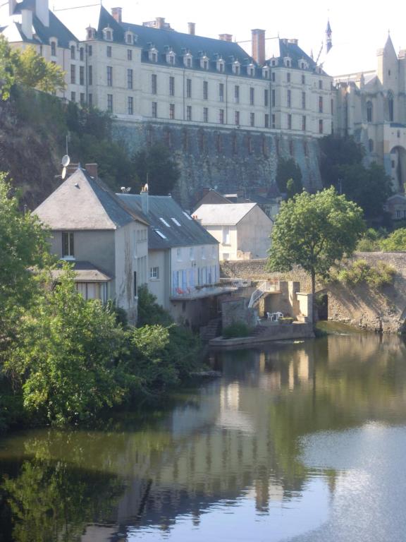 图阿尔MOULIN DE L'ABBESSE的享有河流的景色,建筑背景