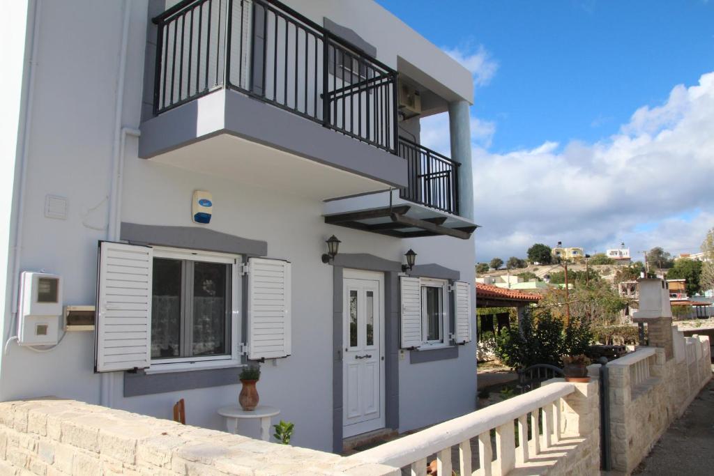 皮特斯迪亚Olympias Studio "Pitsidia"的带阳台和楼梯的白色房屋