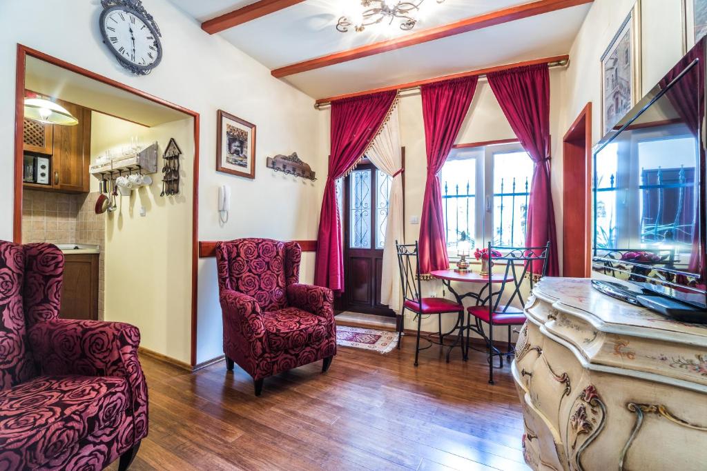 斯普利特帝王套房酒店的客厅配有桌椅和时钟