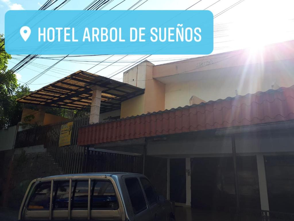 圣萨尔瓦多阿尔柏德苏诺斯酒店的停在大楼前的汽车