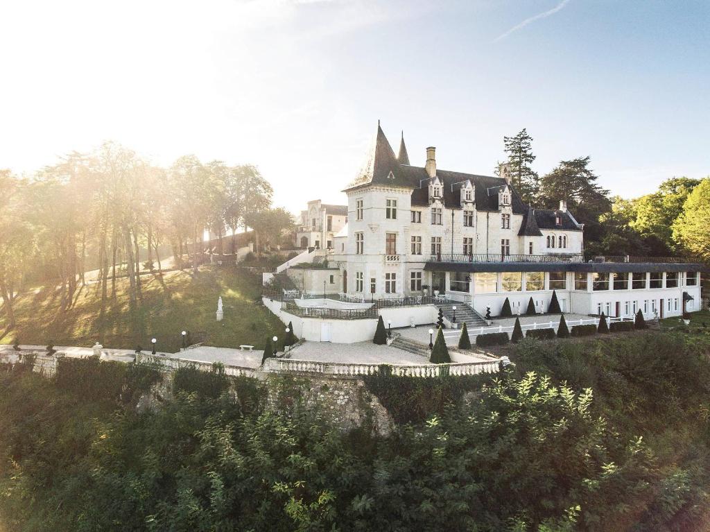 舍内赫特勒斯图弗Chateau Le Prieuré Saumur - La Maison Younan的山顶上一座白色的大房子