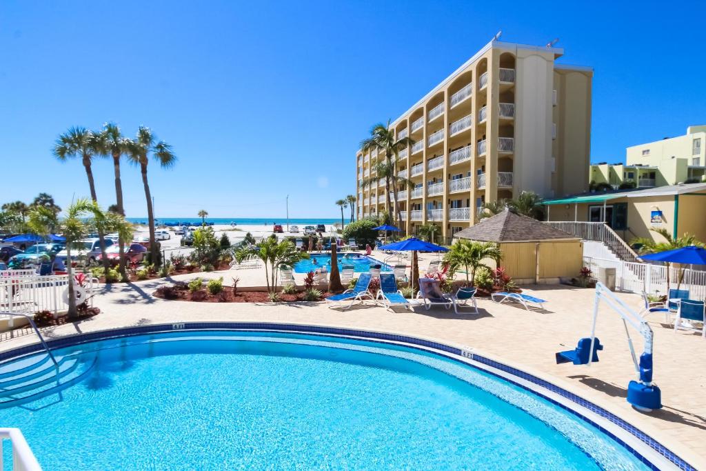 圣徒皮特海滩珊瑚礁度假酒店，VRI度假村的享有海滩景致的游泳池