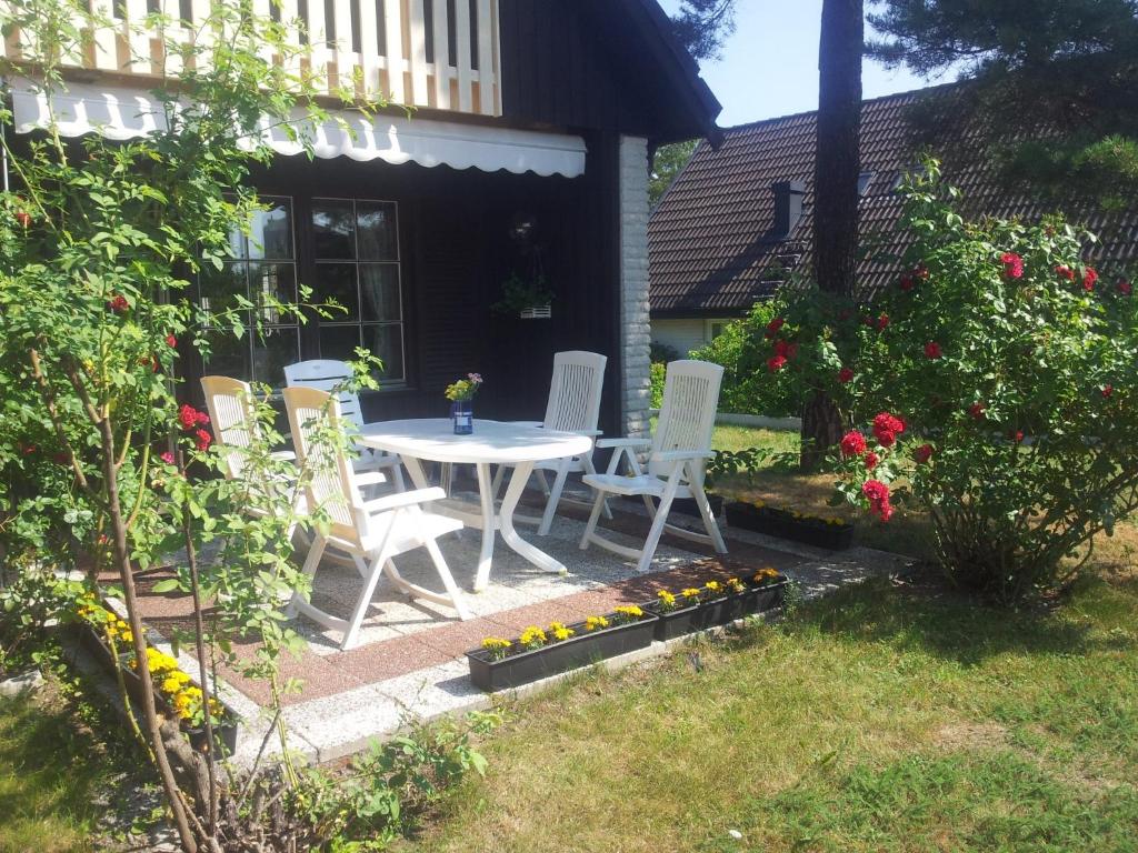 斯德哥尔摩Anitas B&B Stockholm/Vällingby的庭院配有桌椅和鲜花