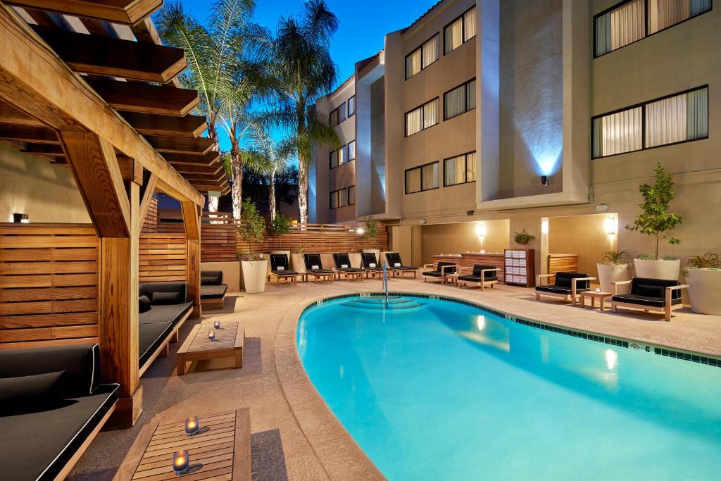 卡拉巴萨斯The Anza-a Calabasas Hotel的游泳池位于酒店中间