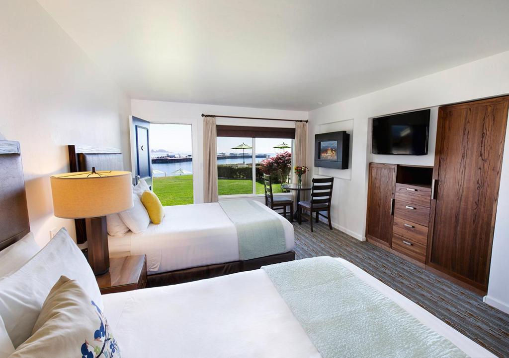 圣克鲁兹海洋与沙滩旅馆的酒店客房设有两张床和电视。