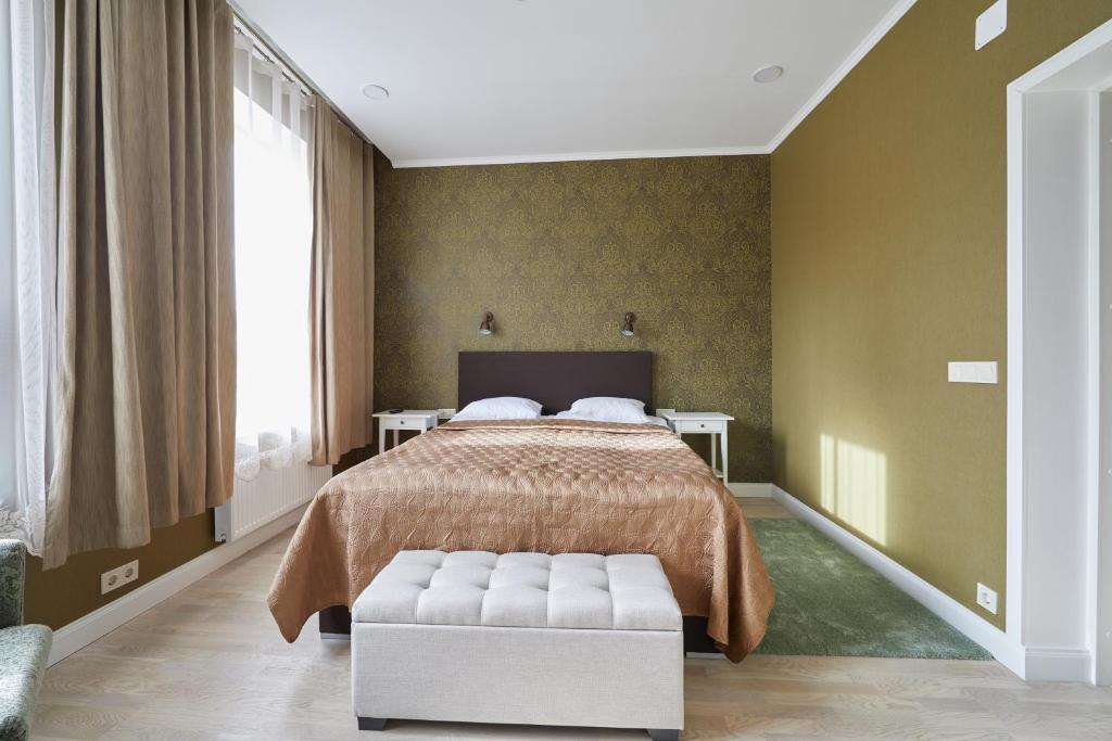 拉克韦雷Rohuaia Apartments的一间卧室配有一张床和一张白色椅子