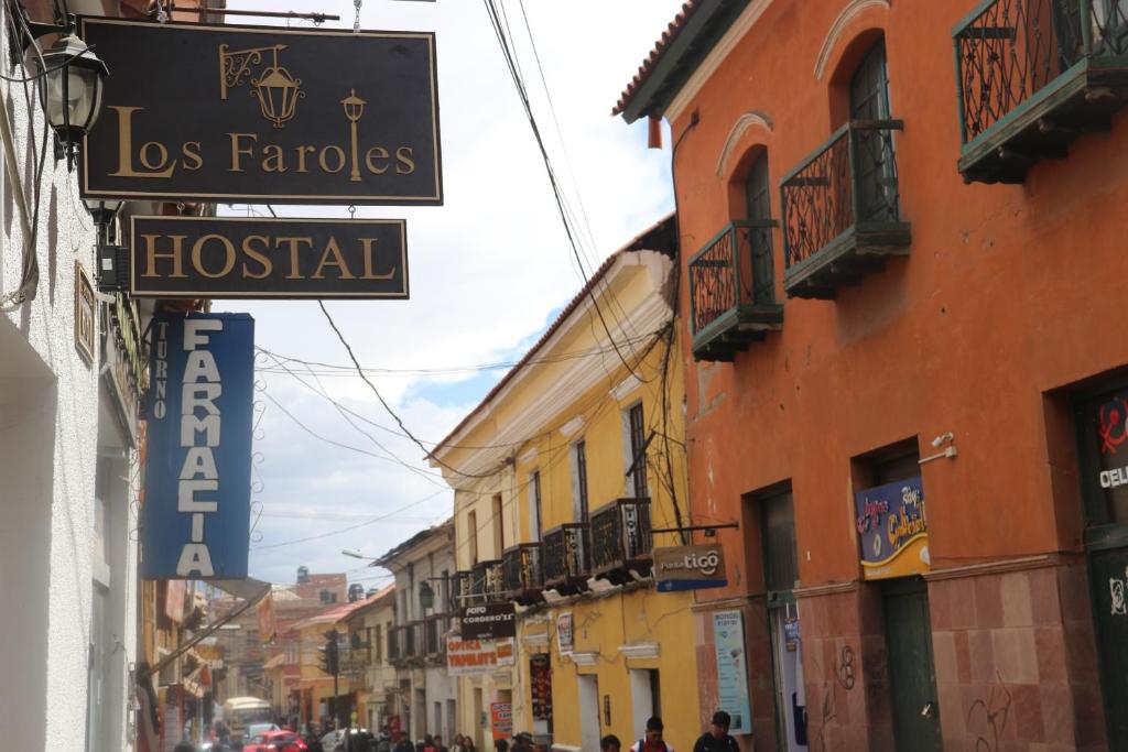 波托西Los Faroles Hostal的街道上,有建筑物和医院标志