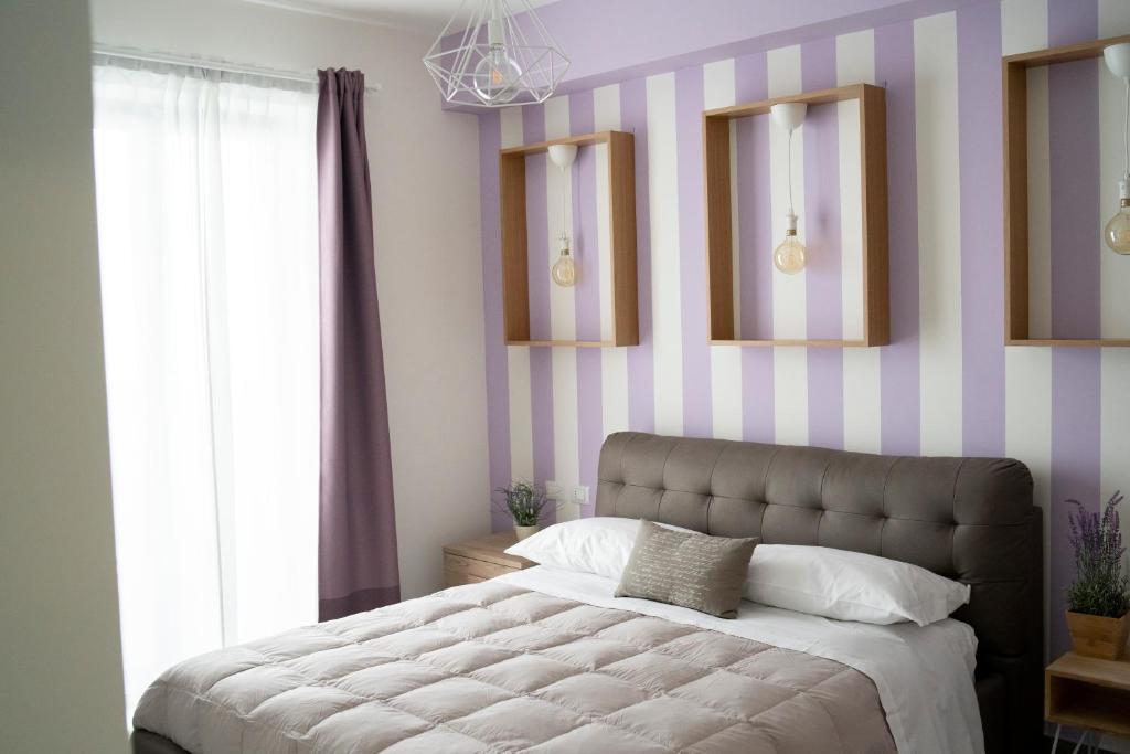 扎费拉纳-埃特内阿Anna & Alfredo bed and breakfast的一间卧室设有一张带条纹墙的大床