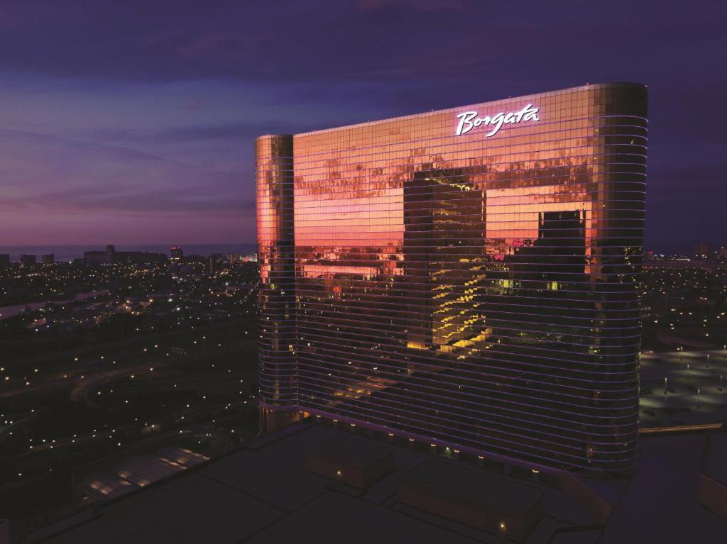 大西洋城Borgata Hotel Casino & Spa的夜幕 ⁇ 染摩根大通的建筑