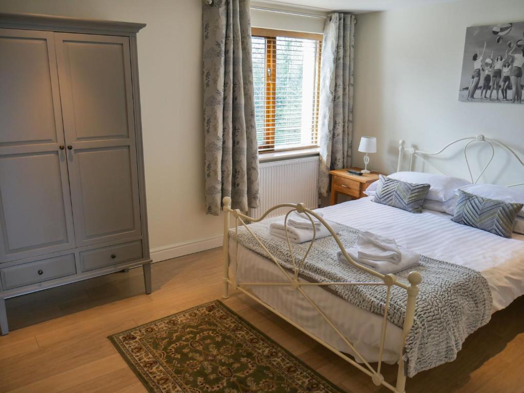康福斯迪威特费尔德码头公寓的卧室配有白色的床和窗户。