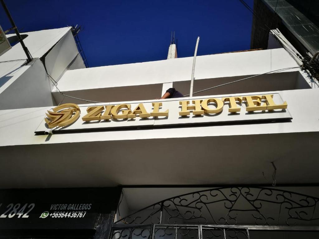 安托法加斯塔Zigal hotel的扎扎房子一侧的标志