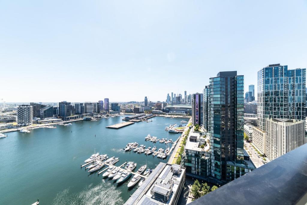 墨尔本Pars Apartments - Collins Wharf Waterfront, Docklands的享有海港和水中船只的景色