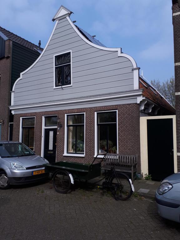 阿姆斯特丹Klavergeluk的停在房子前面的自行车