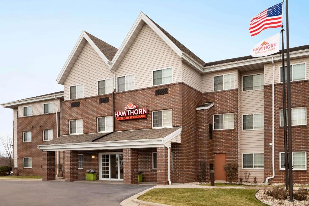 密尔沃基Hawthorn Suites By Wyndham Oak Creek/Milwaukee Airport的酒店前方的图片