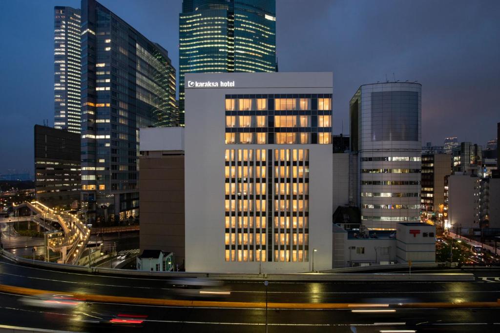 东京唐草精选酒店东京银座的城市的一座建筑,晚上有灯光