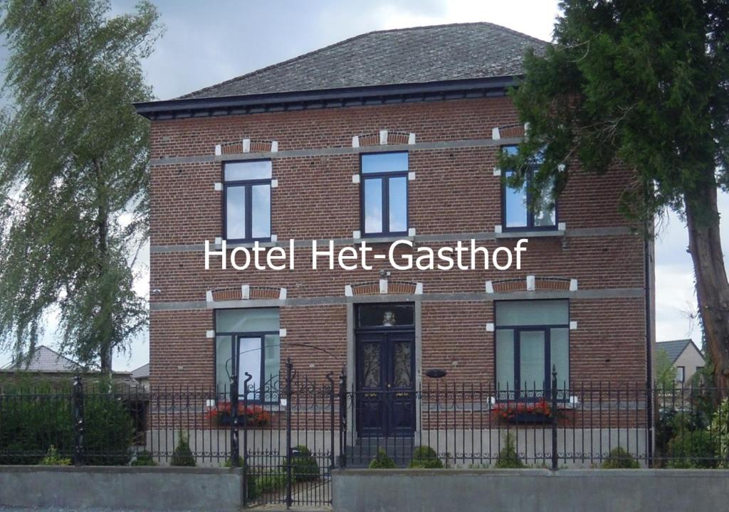 赫伦特Hotel Het Gasthof的一座红砖建筑,酒店主卖卡斯特罗