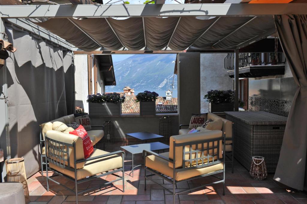 利莫内-苏尔加达Bella Vacanza Limone的山景庭院配有桌椅