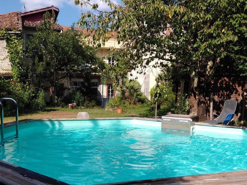 圣吉隆Le Patio Gironnais的一座房子后院的游泳池