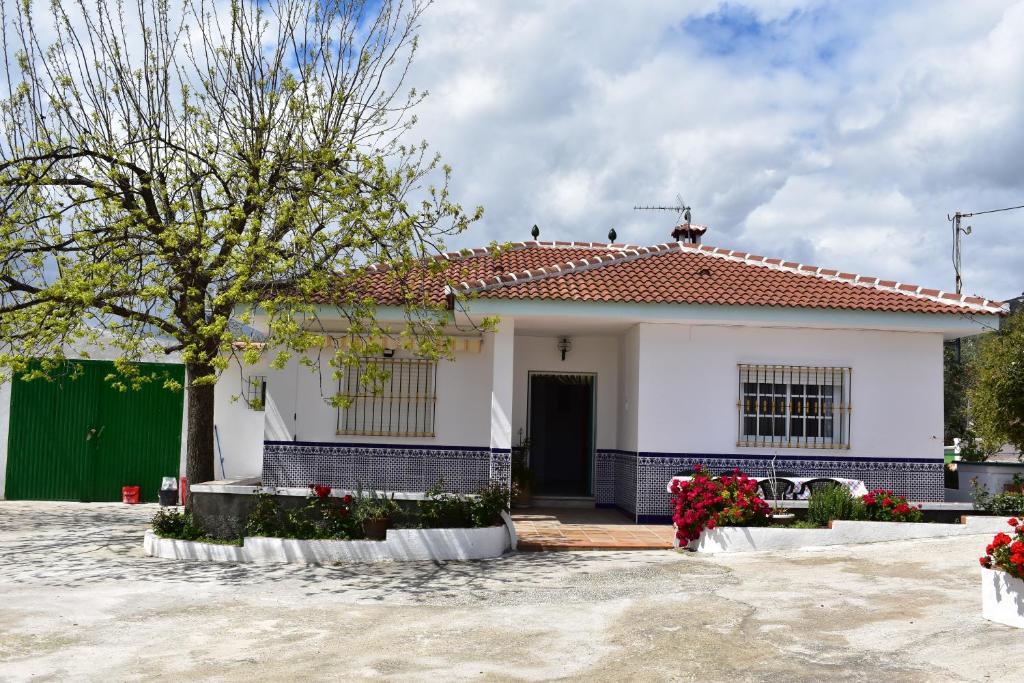 马拉加CASA RURAL ALEJO的白色房子,有红色屋顶
