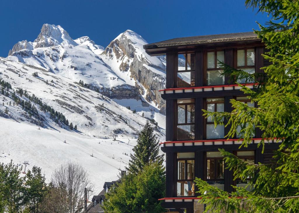 坎丹奇奥坎丹丘酒店的享有雪覆盖山脉景致的建筑