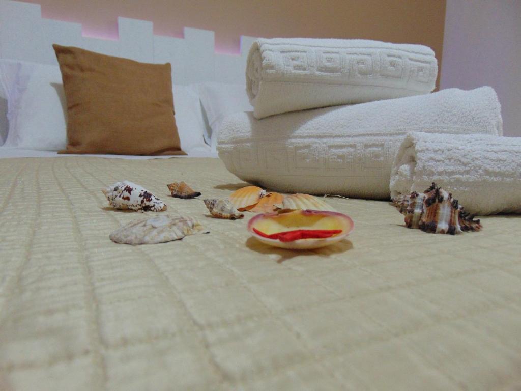 圣维托罗卡波Case Vacanza Donatella的一张白色的床,上面有食物
