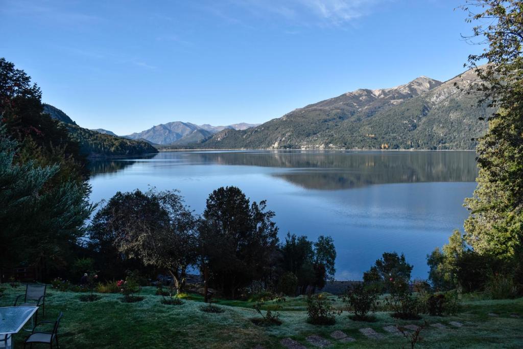 圣卡洛斯-德巴里洛切畔尼尔卡瓦尼亚斯别墅酒店的享有以山脉为背景的湖泊美景
