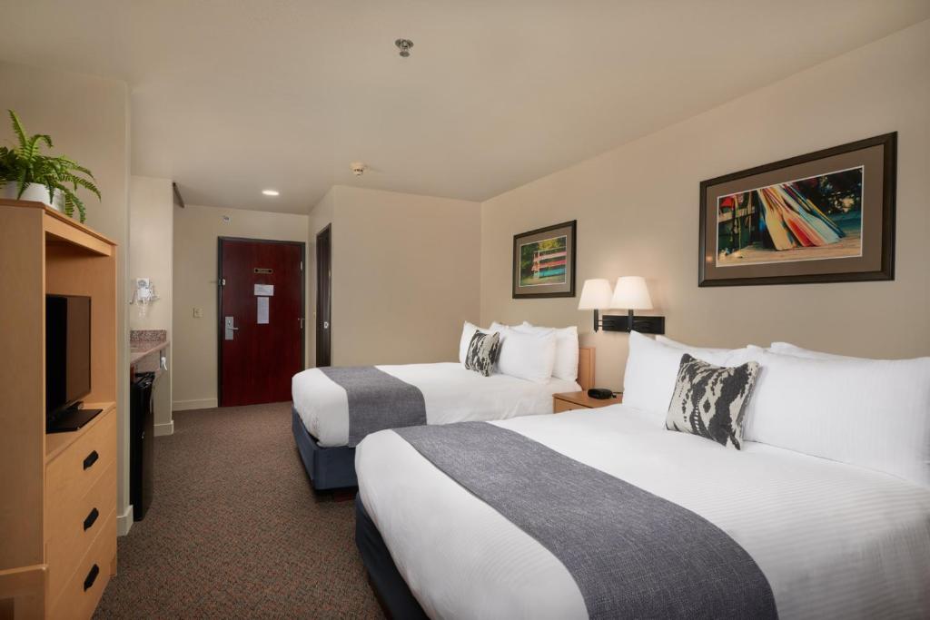 加里波第The Hotel Garibaldi的酒店客房设有两张床和一台平面电视。