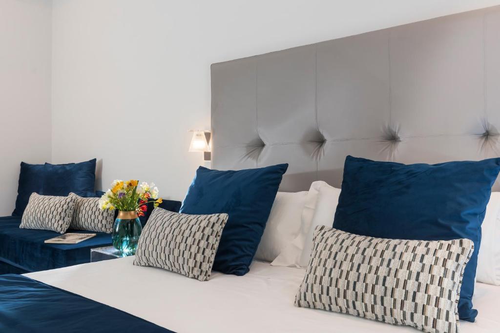 罗马扎纳德里住宿的卧室配有蓝色和白色的枕头和床