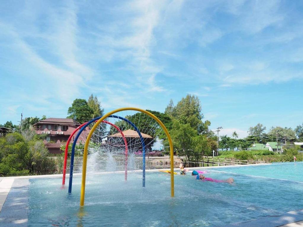 柴老海滩班茵索克度假酒店的一个带水滑梯的水上公园
