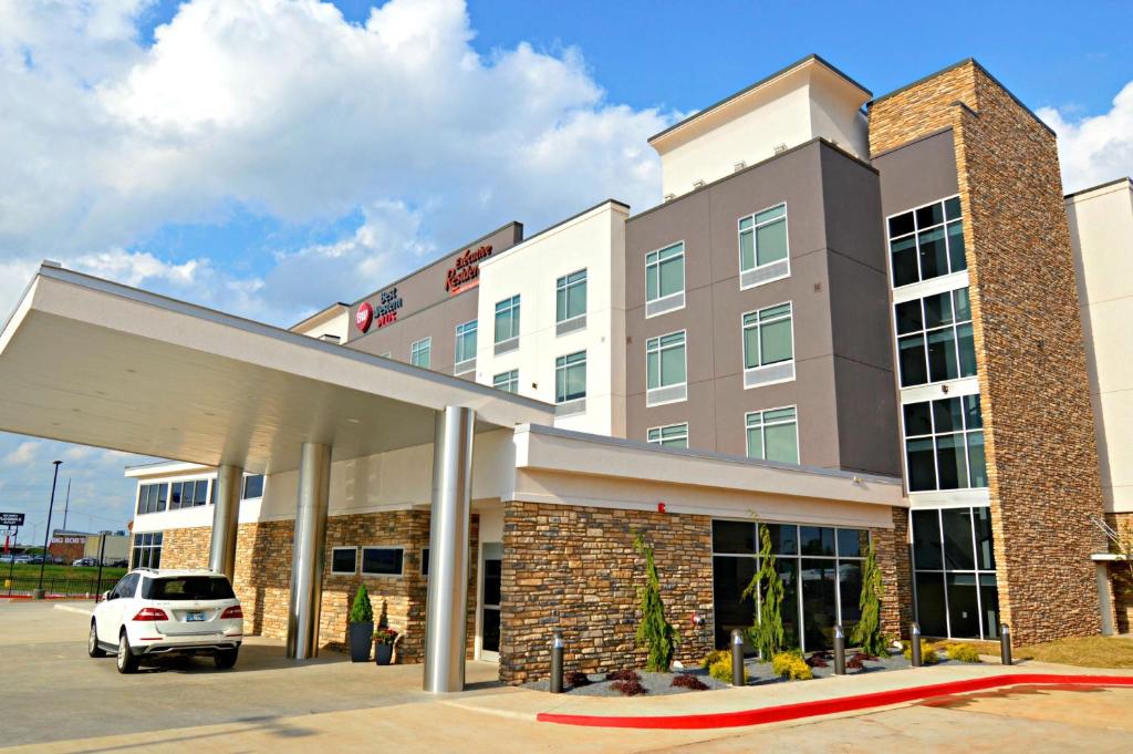 俄克拉何马城Best Western Plus Executive Residency Oklahoma City I-35的酒店前方的 ⁇ 染