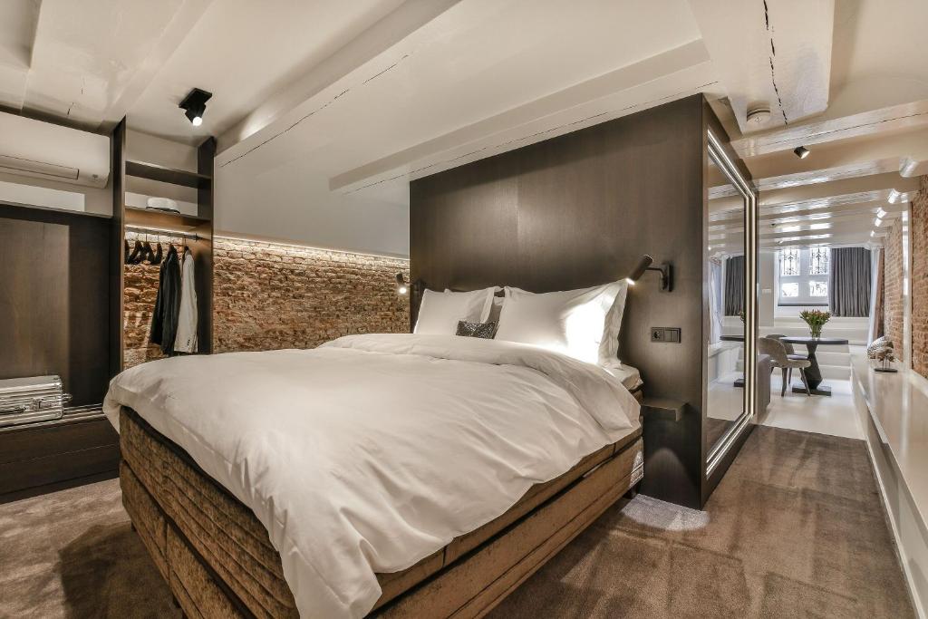 阿姆斯特丹Luxury Canal Suite De Heren的一间带大床的卧室和一间浴室
