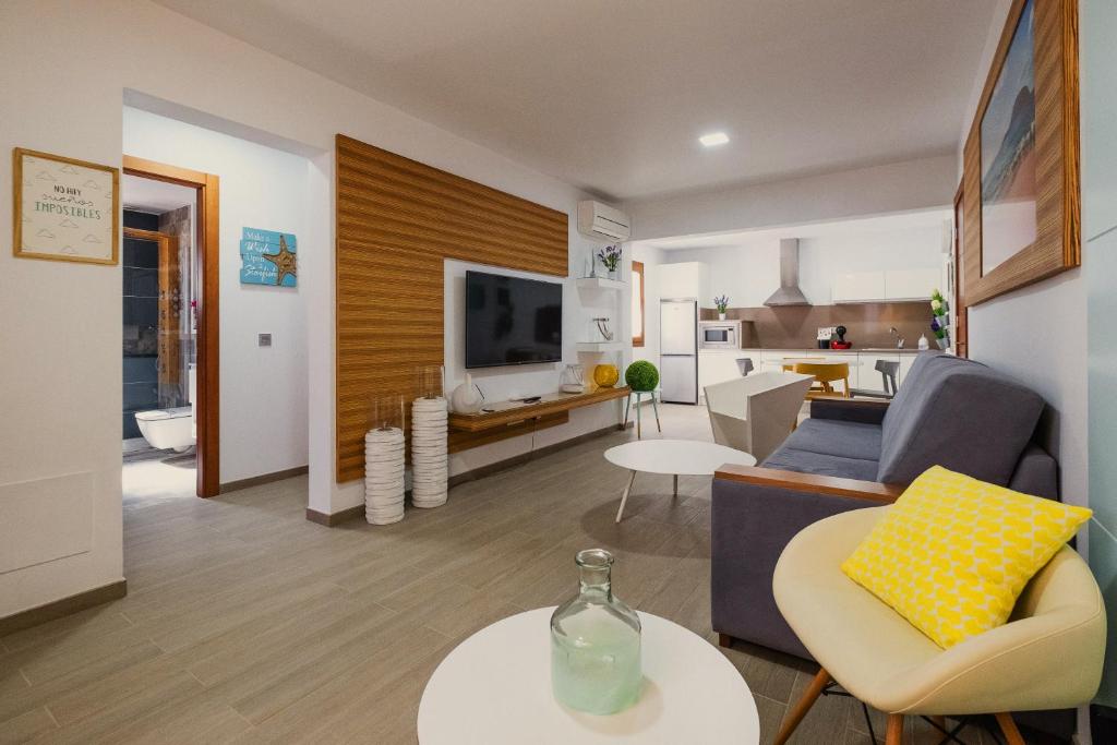 塞博河畔卡莱塔La Pardela Exclusive Apartamentos的客厅配有沙发和桌子