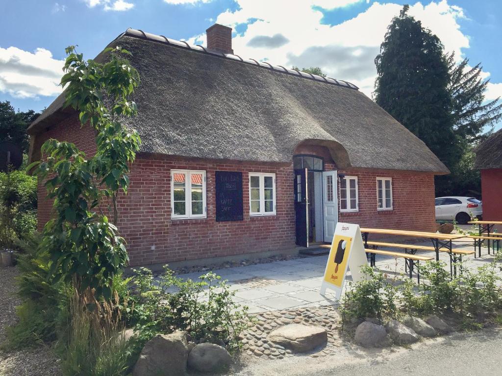 斯坎讷堡Boes Bed & Breakfast的茅草屋顶的小砖屋