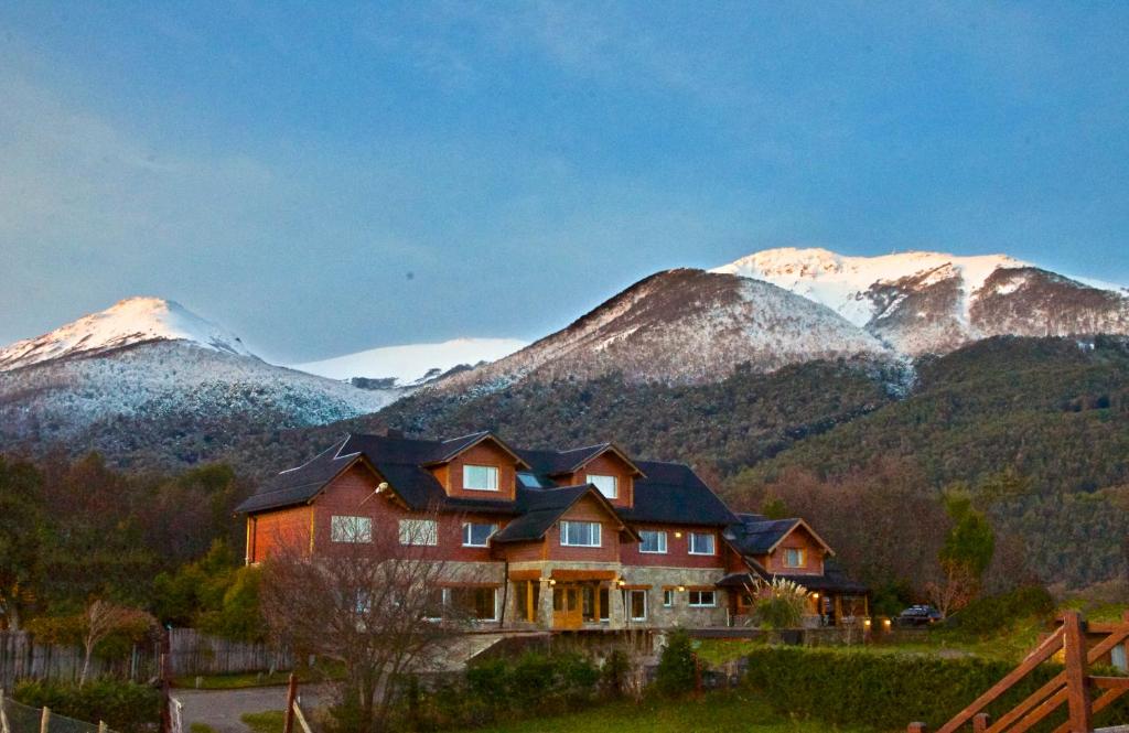 拉安戈斯图拉镇阿尔玛安迪纳酒店的山间房子,有雪覆盖的山